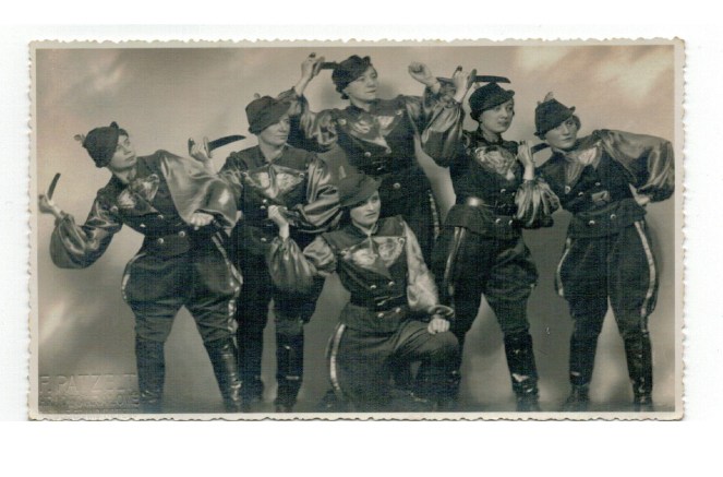 Photo prompt Ladies with knives